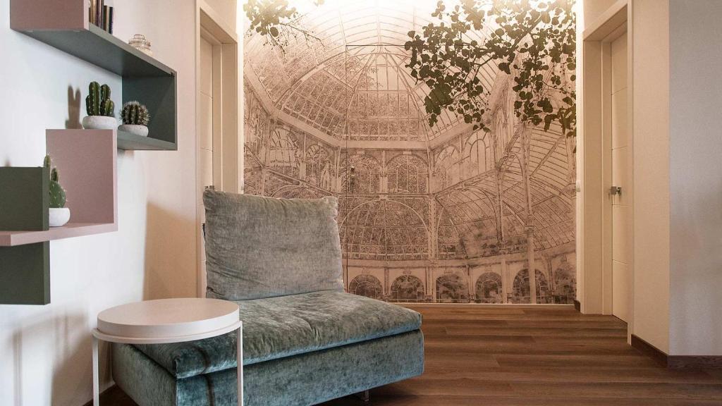 uma sala de estar com um sofá e um mural de parede em HOMY BnB em Empoli