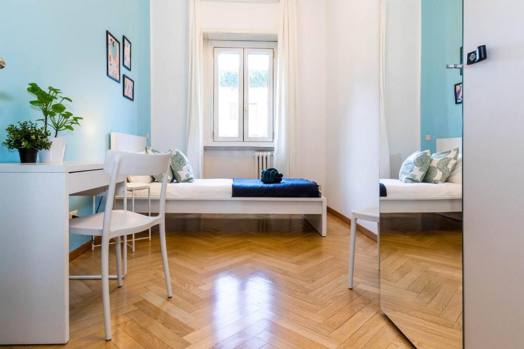 Łóżko lub łóżka w pokoju w obiekcie JOIVY Lovely Family Apt for 7 near San Lorenzo Columns