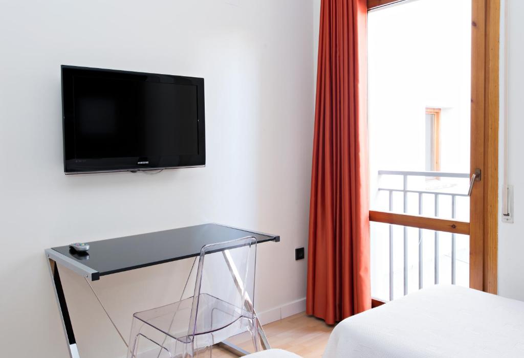 TV a/nebo společenská místnost v ubytování Hospedium Hostal Un Punto Chic