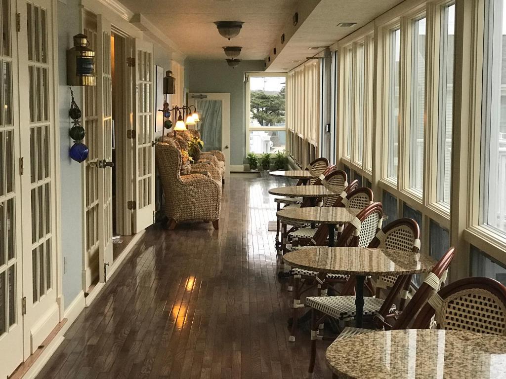 Ruang duduk di Anchor In Hotel - Hyannis, MA
