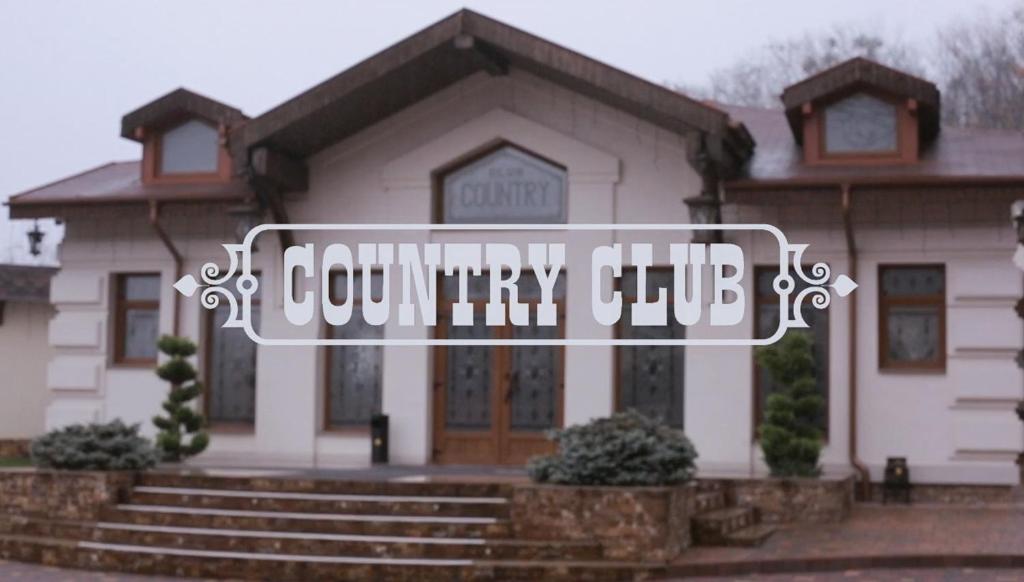 een country club bord voor een huis bij Country club in Oezjhorod