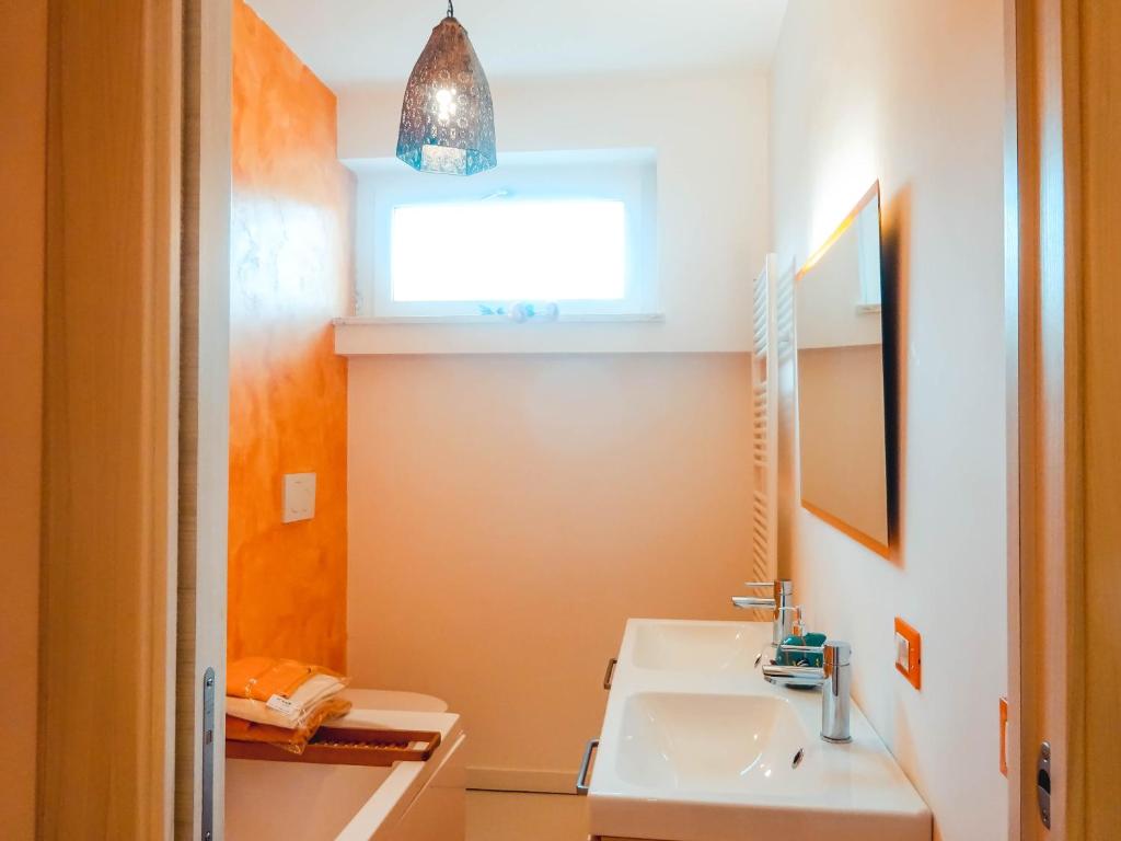 A bathroom at Guest House Le Acacie