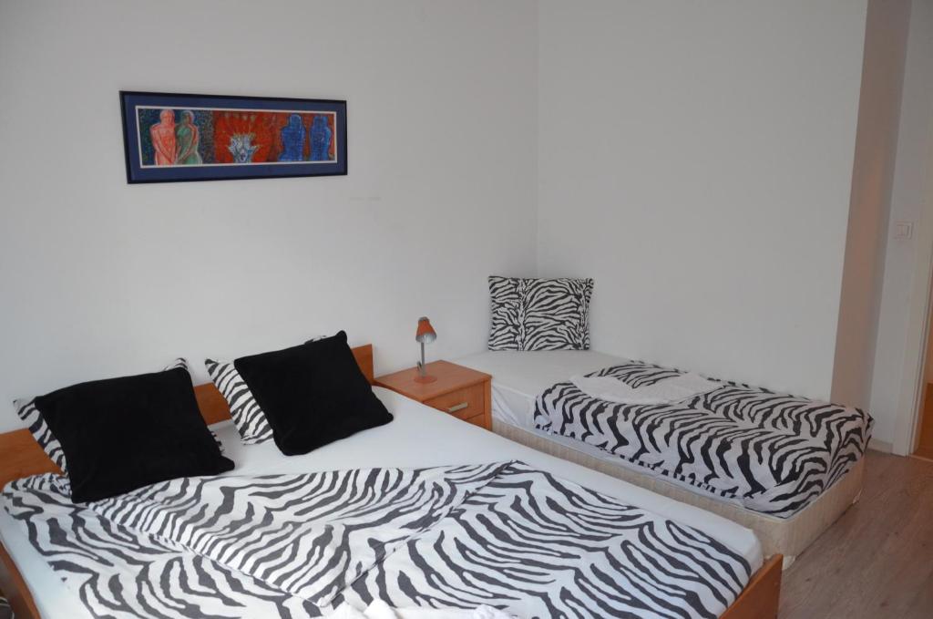A bed or beds in a room at Bulhotel Pritzker Apartment