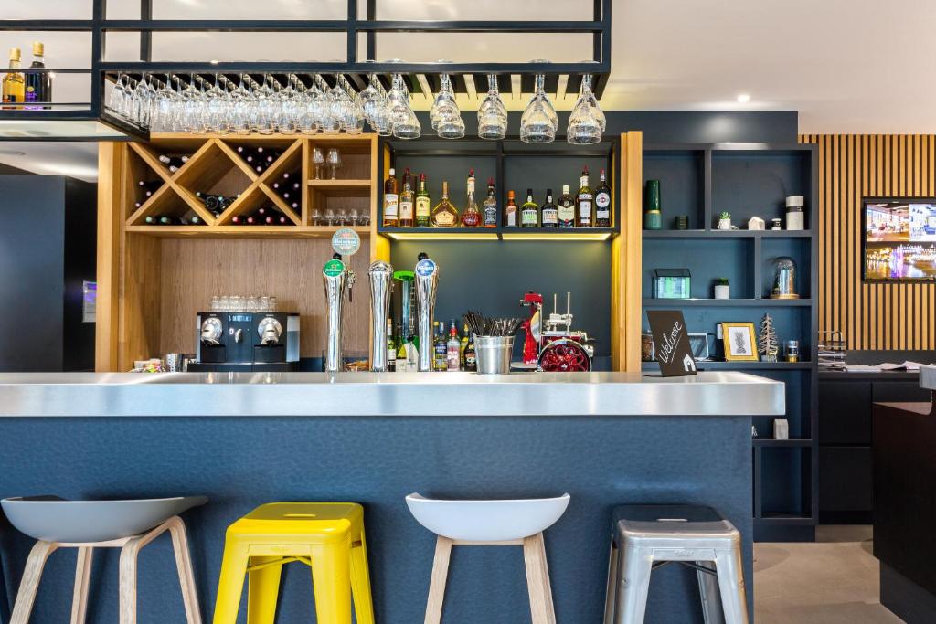 Lounge nebo bar v ubytování Campanile Laval Nord