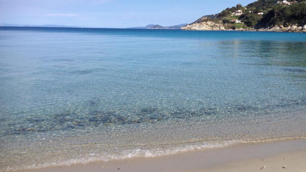 a view of the beach and the water at B&B Hotel Il Veliero - la vela del veliero in SantʼAndrea