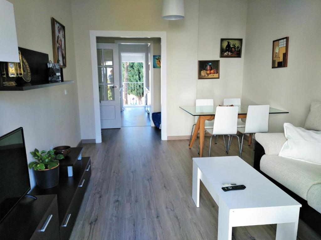 - un salon avec un canapé et une table dans l'établissement Apartamento Plaza Compañia Jerez, à Jerez de la Frontera