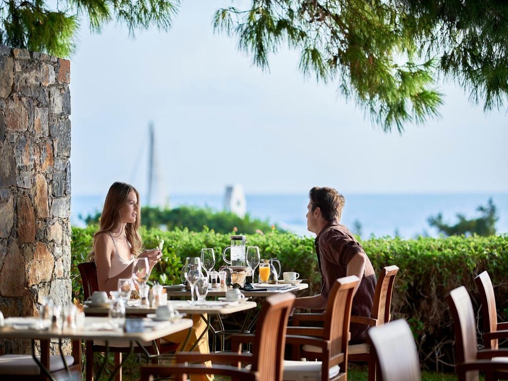 Hostia v ubytovaní St. Nicolas Bay Resort Hotel & Villas