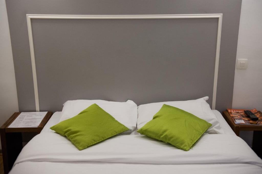 Postel nebo postele na pokoji v ubytování Hôtel Le Stanislas