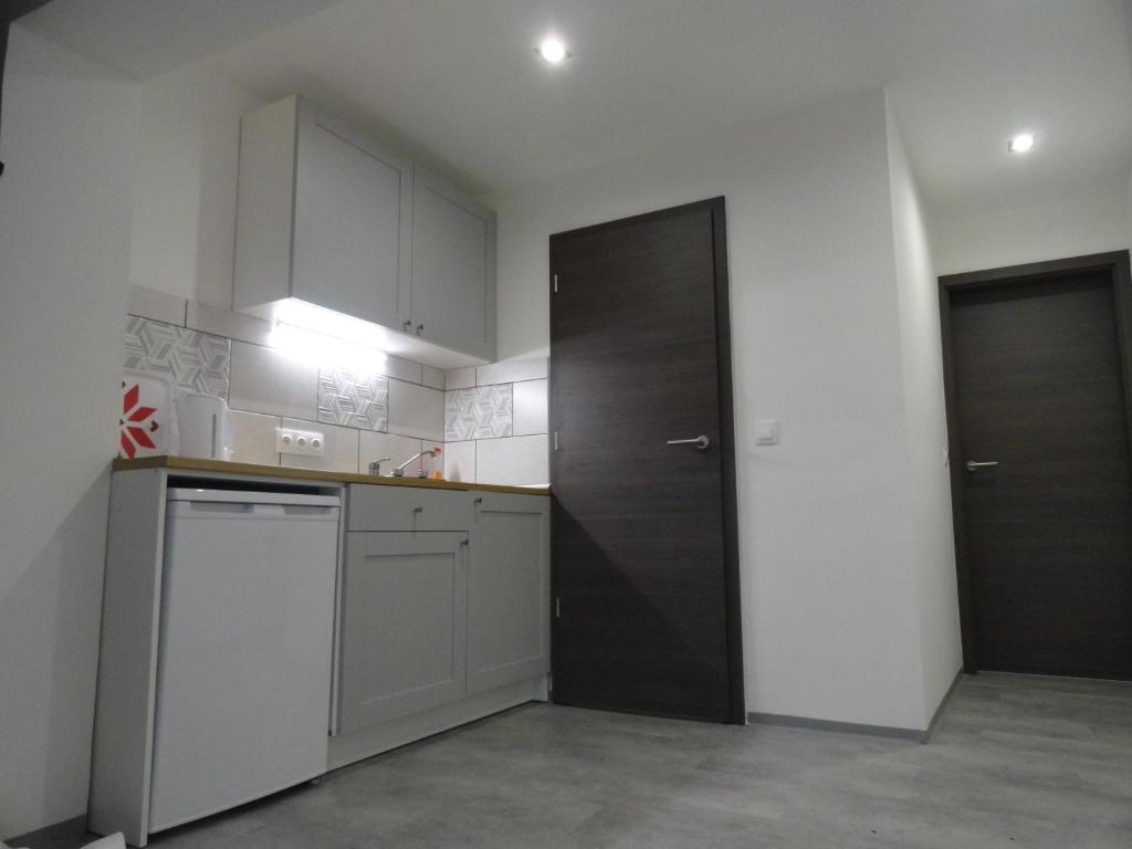 Kuchnia lub aneks kuchenny w obiekcie Trenta Apartman Bükfürdő
