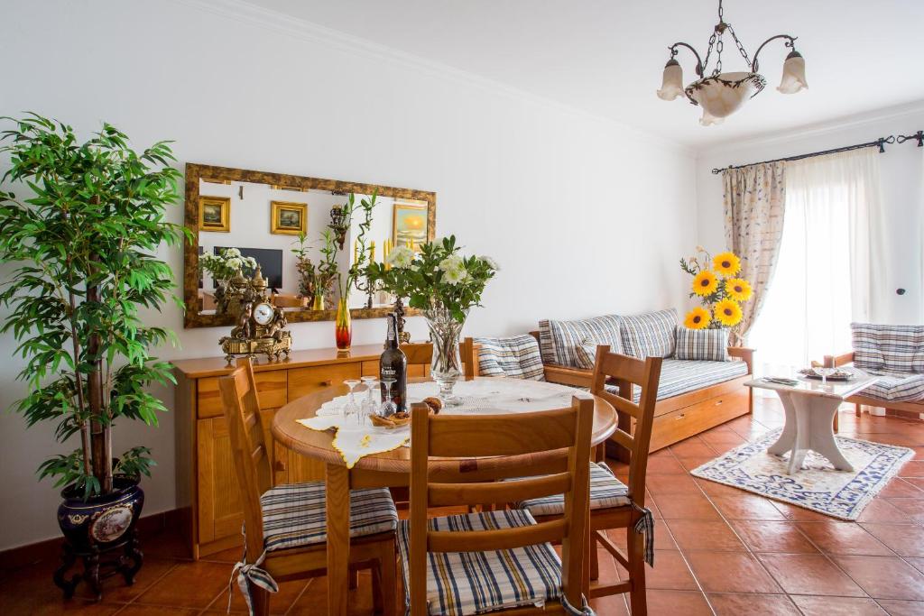 comedor con mesa y sillas en Elegant Sea View Apartment, en Nazaré