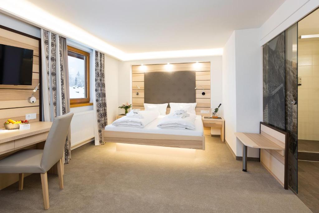 Postel nebo postele na pokoji v ubytování Hotel Filser