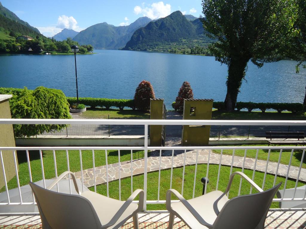 - Balcón con sillas y vistas al lago en Villa Soghetta Typ S4, en Crone