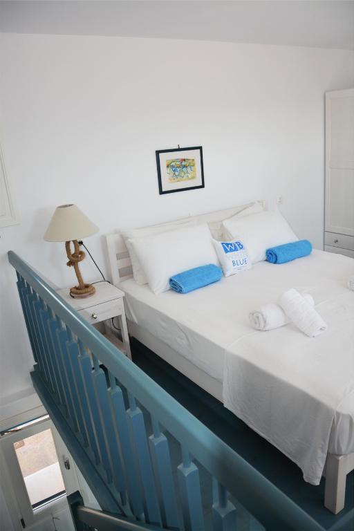 Łóżko lub łóżka w pokoju w obiekcie White Blue Houses & Apartments Paros