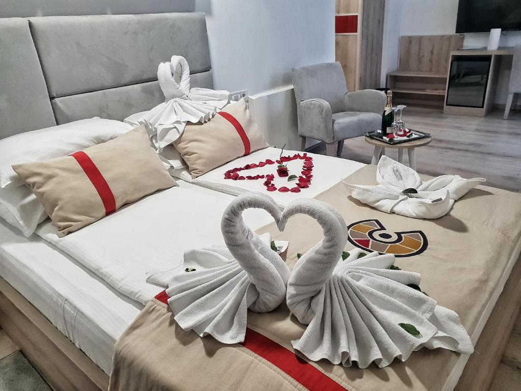 Postel nebo postele na pokoji v ubytování Aparthotel Centar Sarajevo