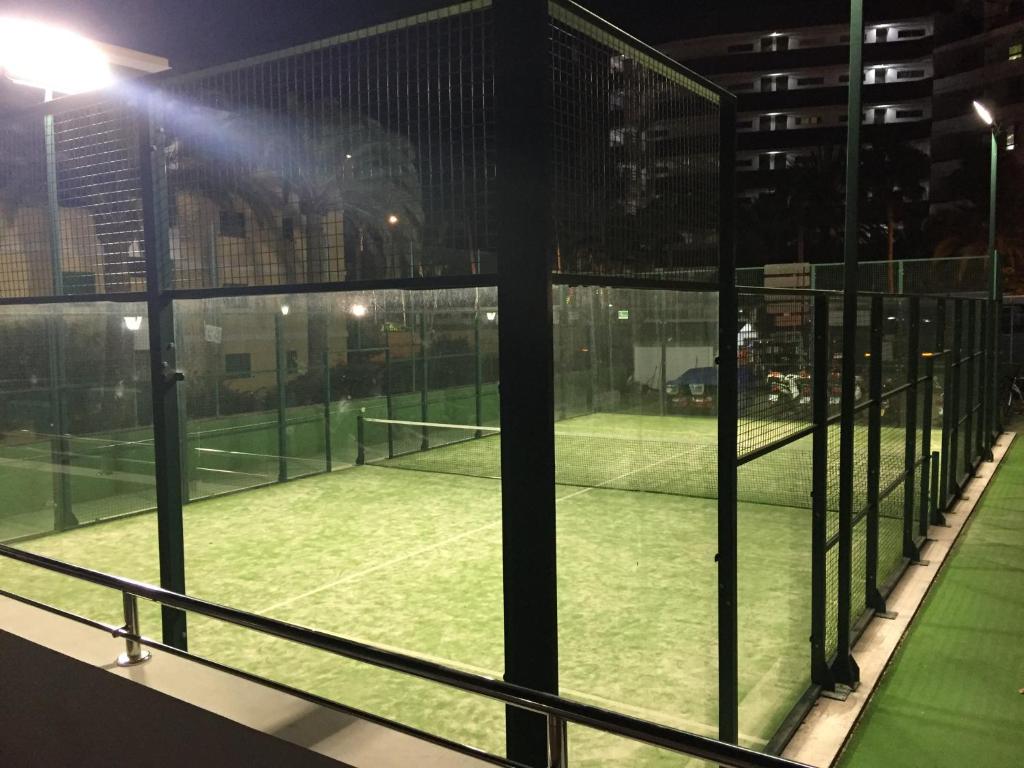 Tenis a/nebo squash v ubytování Sunrise Apartment - Playa del Inglés nebo okolí