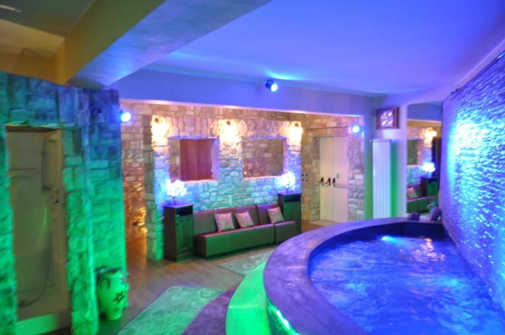 Bazén v ubytování Hotel Miramonti nebo v jeho okolí