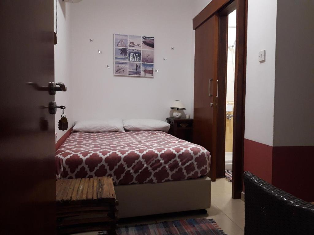 Кровать или кровати в номере Marina's Rooms