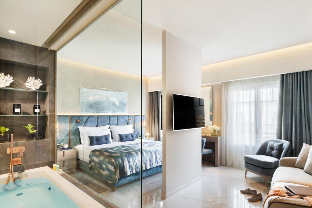 Televízia a/alebo spoločenská miestnosť v ubytovaní Grand Hotel Palace