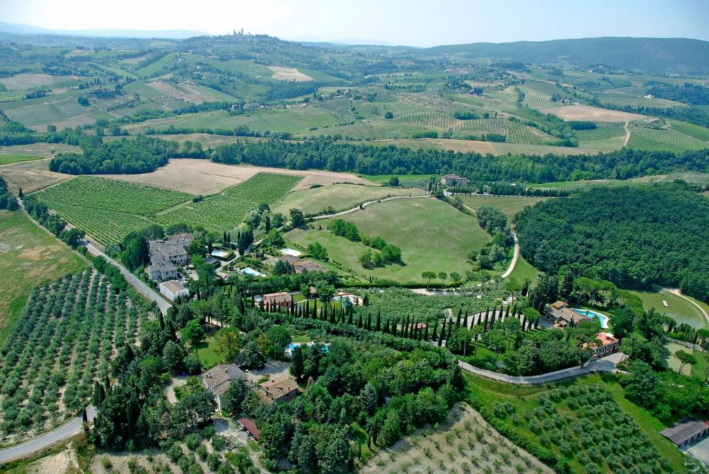 una vista aerea di un villaggio in un vigneto di Fattoria Sant'Andrea - Farm Stay a San Gimignano