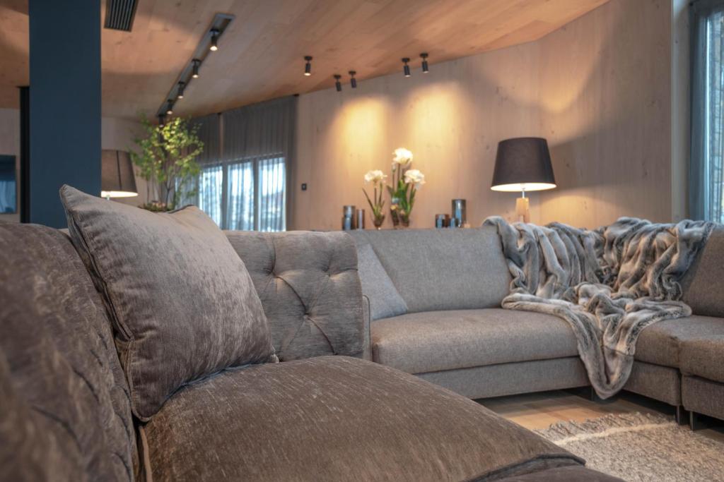 uma sala de estar com um sofá e uma mesa em Hotel Naudi Boutique Adults only em Soldeu
