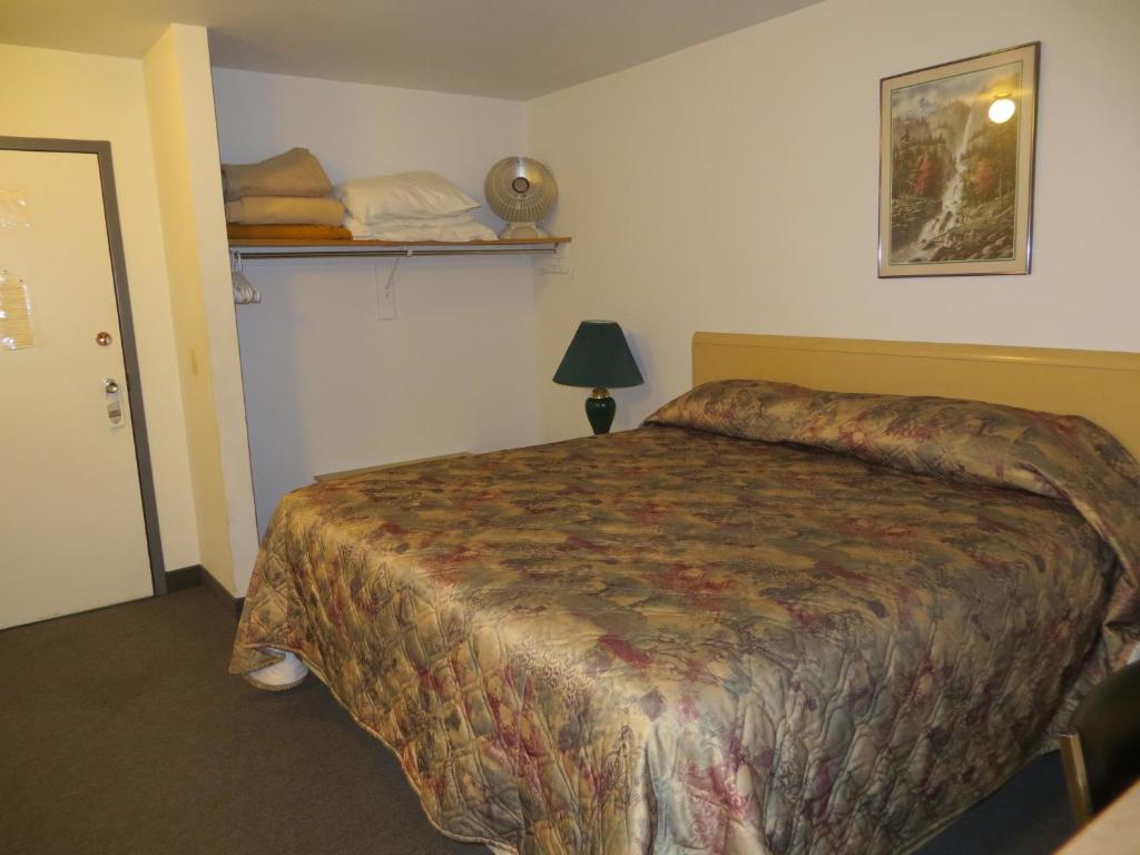 Postel nebo postele na pokoji v ubytování Lazy J Motel
