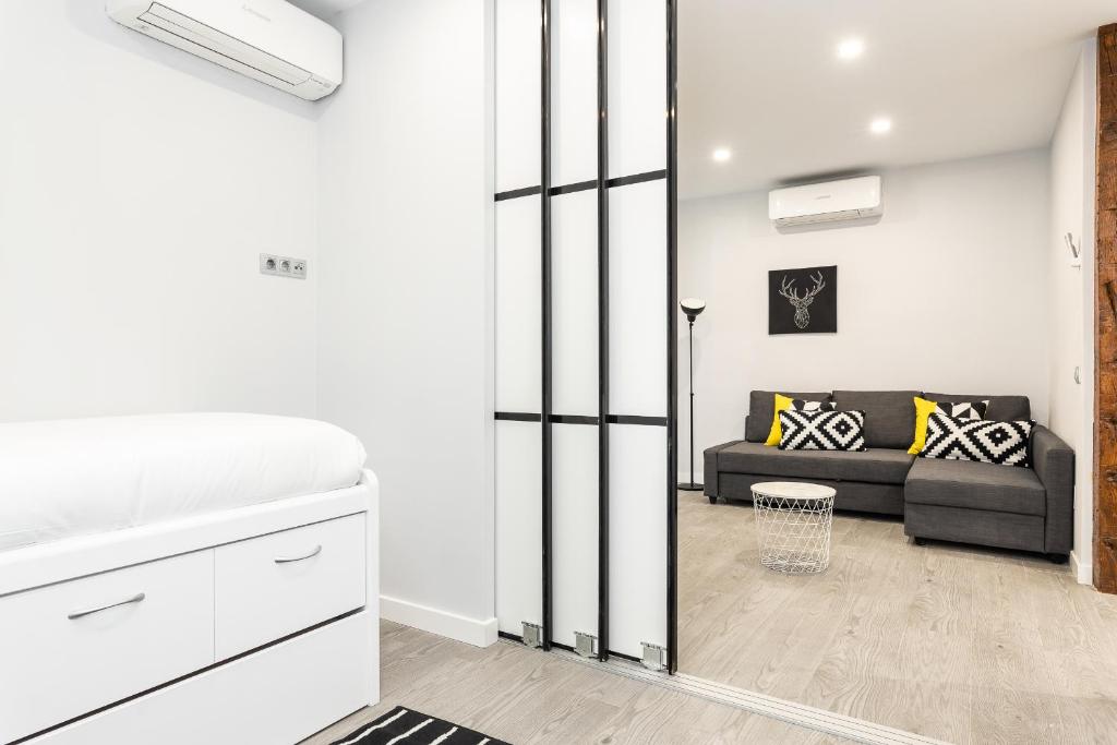 Kép BNBHolder Black & Yellow Design SOL szállásáról Madridban a galériában