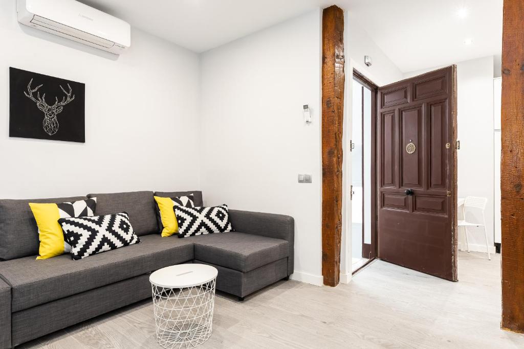 Kép BNBHolder Black & Yellow Design SOL szállásáról Madridban a galériában