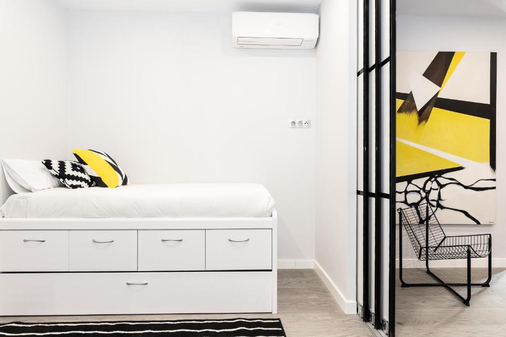 Kép BNBHolder Black & Yellow Design SOL szállásáról Madridban a galériában