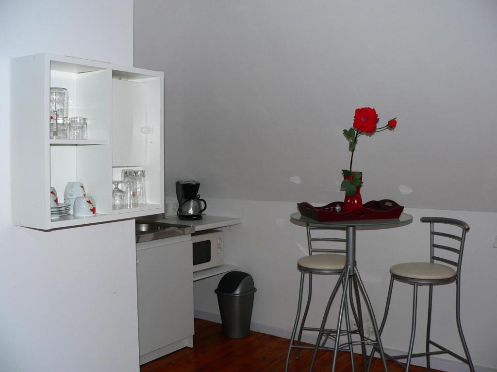 d'une cuisine avec une table recouverte d'une rose rouge. dans l'établissement VERYAC'H, à Camaret-sur-Mer