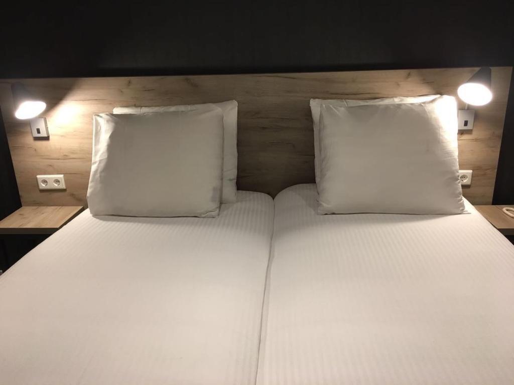 Een bed of bedden in een kamer bij Joy Hotel