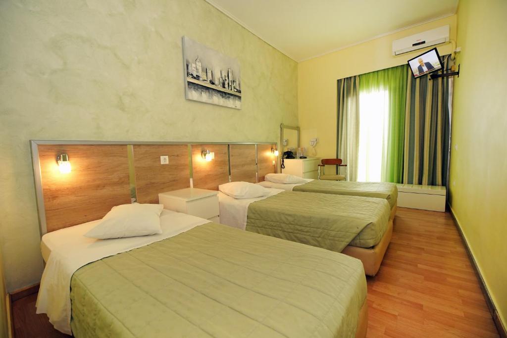 Postel nebo postele na pokoji v ubytování Socrates Hotel