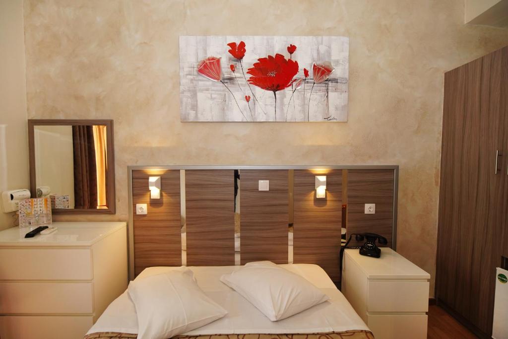 Postel nebo postele na pokoji v ubytování Socrates Hotel