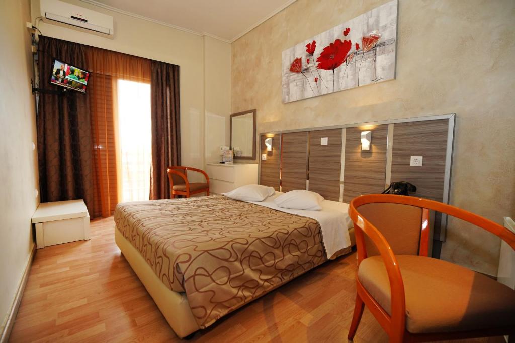 Postel nebo postele na pokoji v ubytování Socrates Hotel