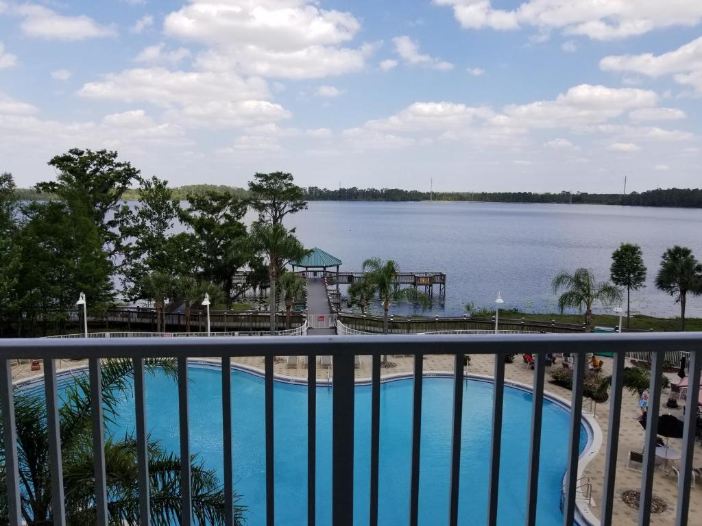 een balkon met uitzicht op het meer bij Blue Heron Beach Resort in Orlando
