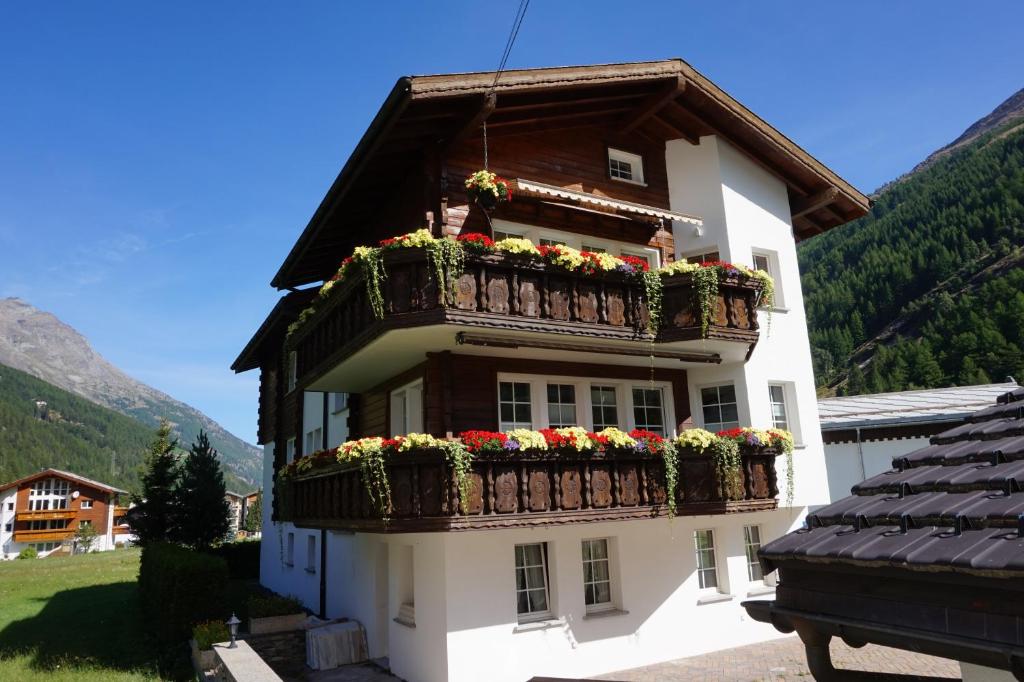 un edificio con balconi e fiori di Art Oase - Lenzspitze a Saas-Grund