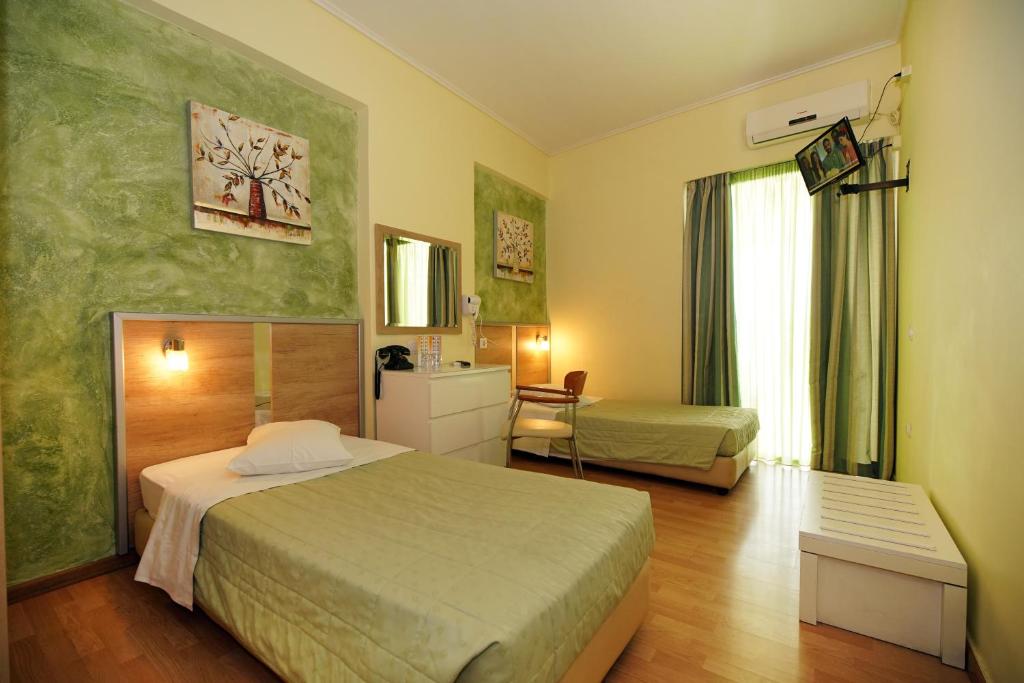 Postel nebo postele na pokoji v ubytování Socrates Hotel