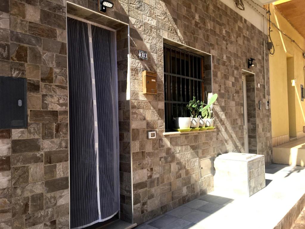 un muro di mattoni con porta e finestra di Casa Garito Teresa a Lampedusa