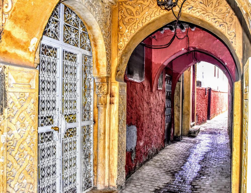un callejón con una puerta abierta en un edificio en Riad Razoli Sidi Daoui, en Rabat