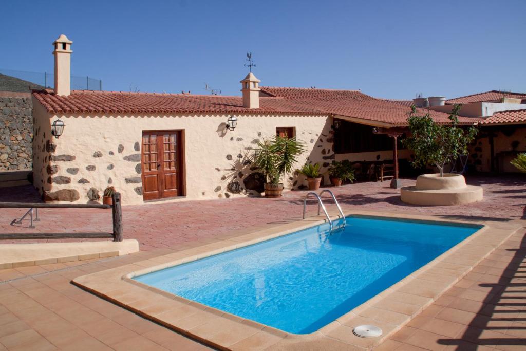 The swimming pool at or close to Casa Rural Tinamar