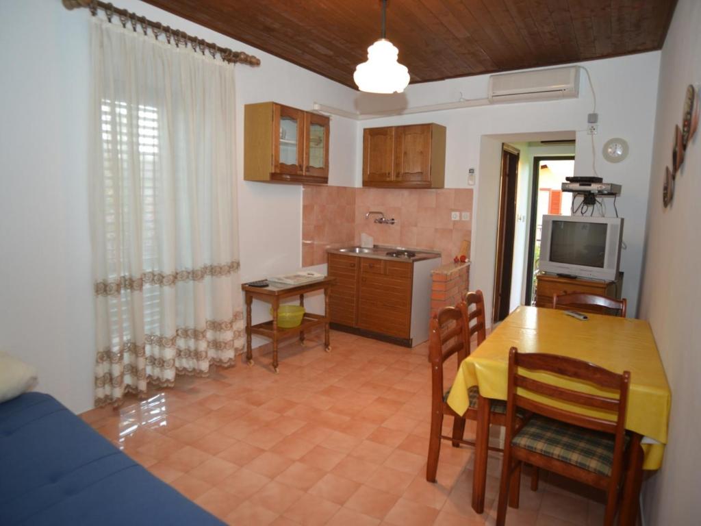 Kuchyňa alebo kuchynka v ubytovaní Apartment Kukljica 5