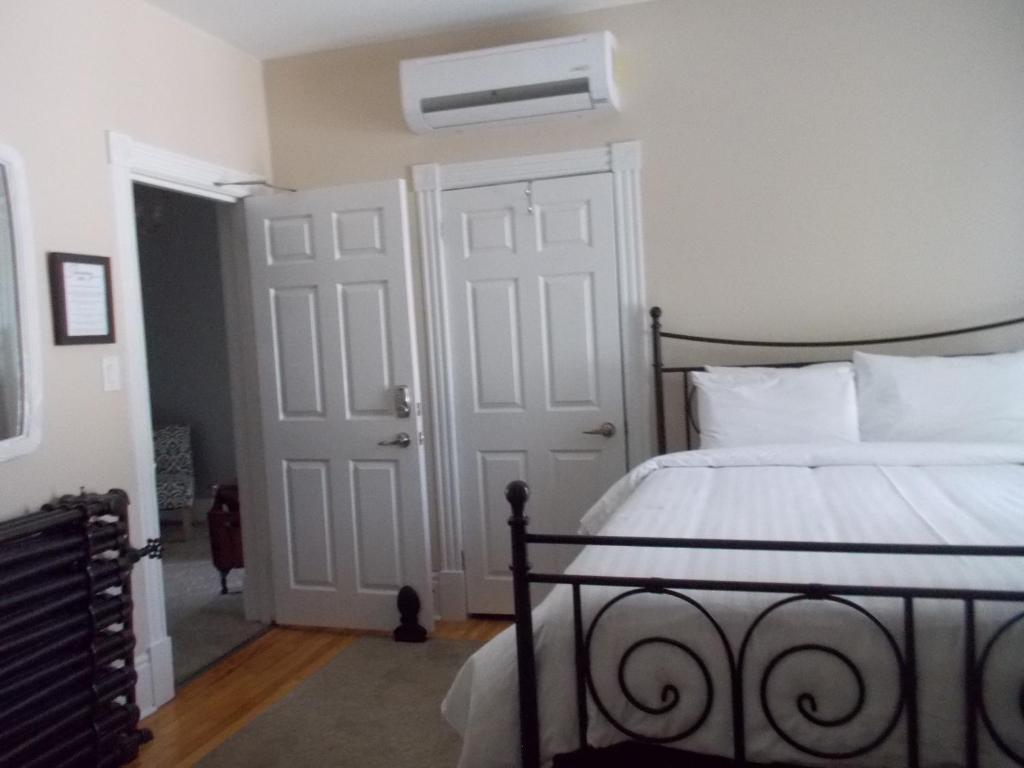 Postel nebo postele na pokoji v ubytování Seaway Manor B&B