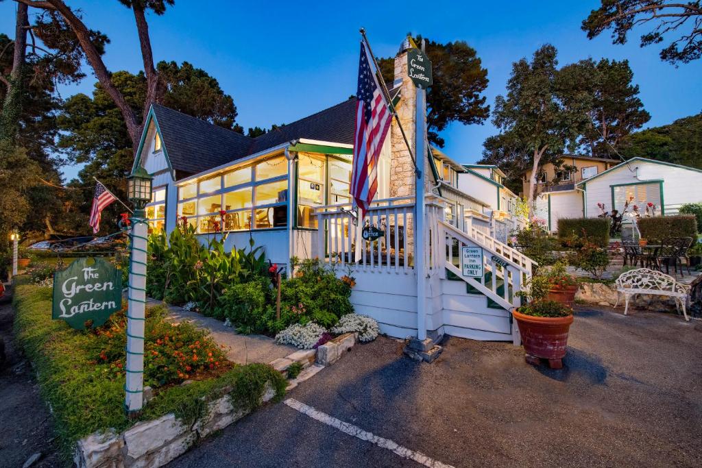 Una casa con una bandiera americana davanti di Carmel Green Lantern Inn a Carmel