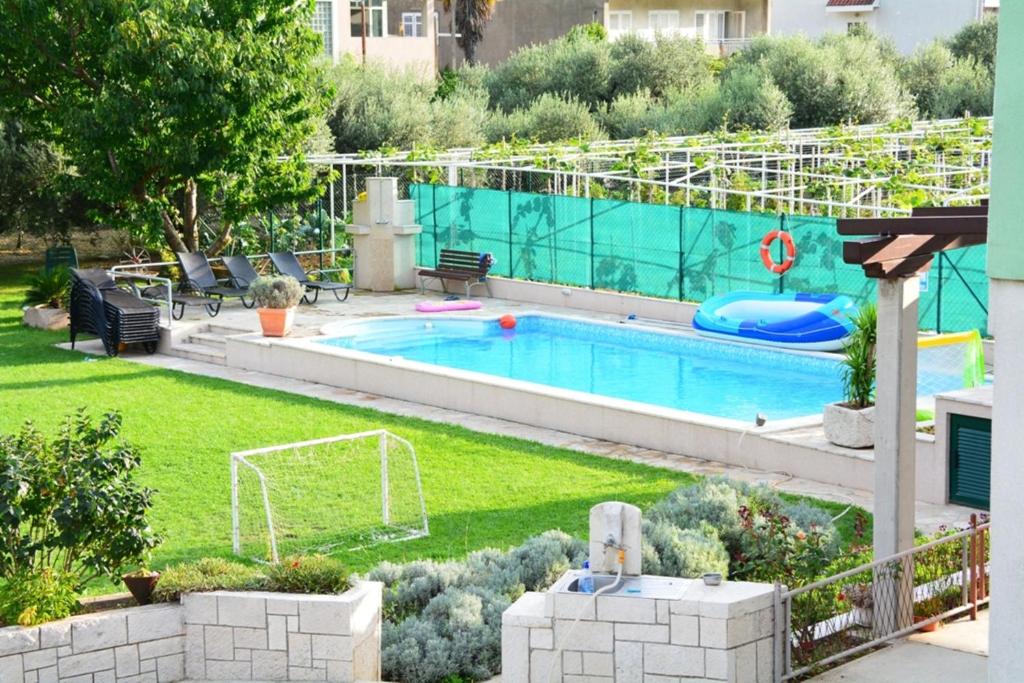 Bazén v ubytovaní Villa Šolo alebo v jeho blízkosti