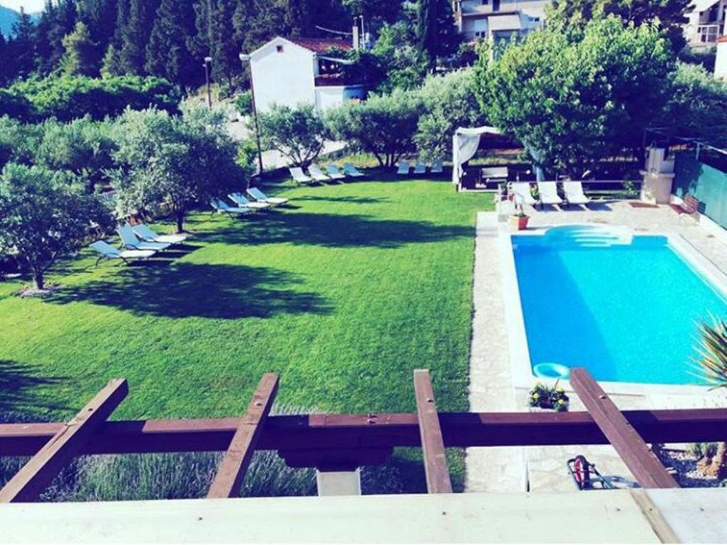 Bazén v ubytovaní Villa Šolo alebo v jeho blízkosti