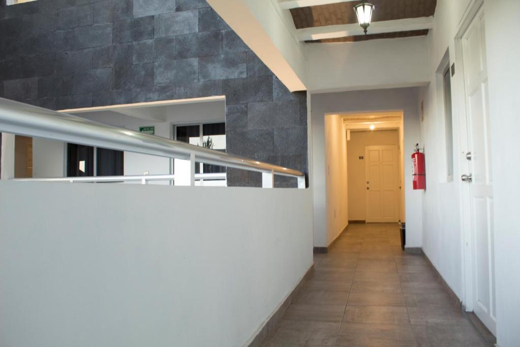 Un pasillo de un edificio de oficinas con una escalera. en Venados Inn, en Mazatlán