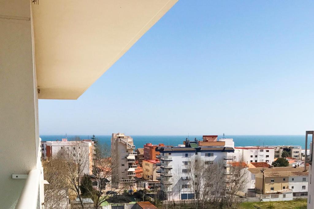 - un balcon avec vue sur la ville dans l'établissement Anacasa Blaumar Mediterranea AP760, à Piles