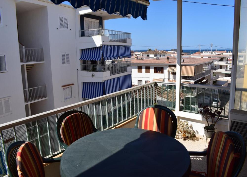 d'une table et de chaises sur un balcon avec vue. dans l'établissement Anacasa illa de Xipre Pau Pi AP0500, à Oliva