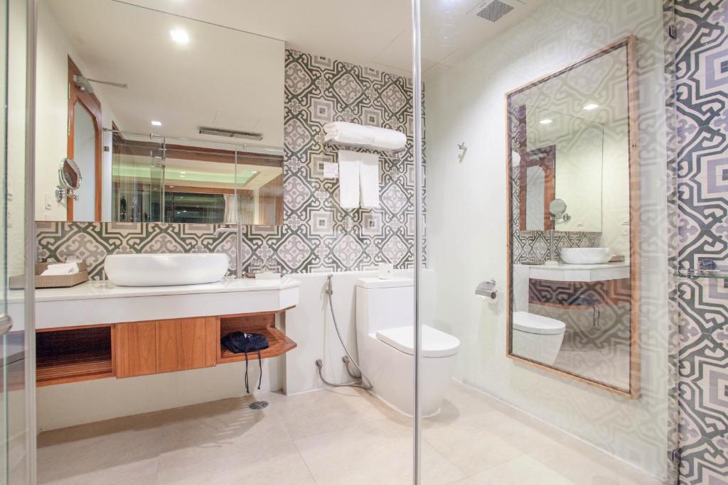Koupelna v ubytování Zenmaya Oceanfront Phuket, Trademark Collection by Wyndham