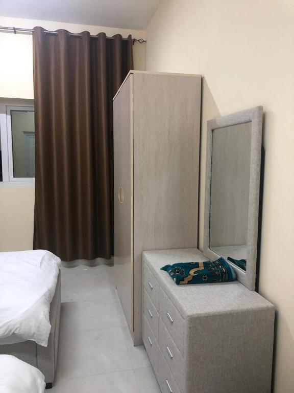 Letto o letti in una camera di Al Rawda Apartments -Ajman