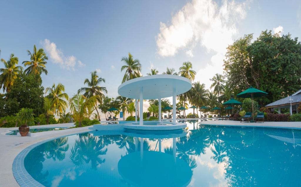 Bazén v ubytování Equator Village Resort nebo v jeho okolí